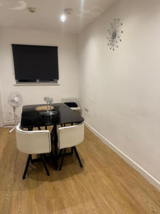 House By Araminta Houslow Appartement Hounslow Buitenkant foto